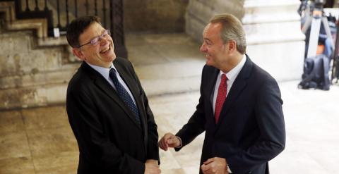 El presidente en funciones de la Generalitat, Alberto Fabra,c con el candidato a sucederle en el cargo, el socialista Ximo Puig, en el Palau de la Generalitat para abordar el traspaso de poderes. EFE/Kai Försterling