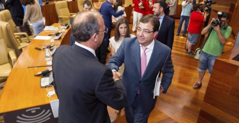 El secretario general del PSOE en Extremadura y futuro presidente de la Junta, Guillermo Fernández Vara, saluda al actual presidente en funciones, José Antonio Monago, a su llegada al pleno constitutivo de la Cámara regional. EFE/JERO MORALES