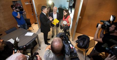 El candidato socialista a la Presidencia de la Genealitat, Ximo Puig, conversa con los portavoces parlamentarios de Compromís, Mónica Oltra, y de Podemos, Antonio Montiel. EFE/Manuel Bruque