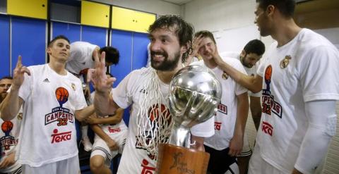 Llull celebra el título de Liga en los vestuarios. EFE/Andreu Dalmau