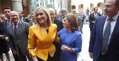 La presidenta de la Comunidad de Madrid, junto a la vicepresidenta del Gobierno y los ministros de Interior, Educación ye Industria, durante su toma de posesión.- E.P.