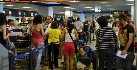 Viajeros en el aeropuerto de Barajas. EFE/Juan M. Espinosa