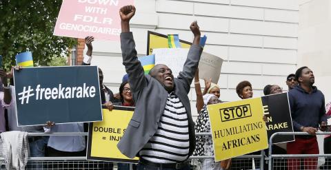 Manifestantes en Londres piden la liberación de Karake. REUTERS/Stefan Wermuth
