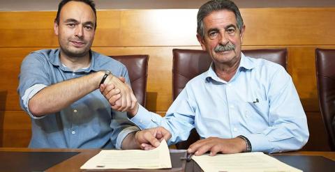 El secretario general de PRC, Miguel Angel Revilla, junto al secretario general de Podemos Cantabria, José Ramón Blanco, tras la firma de un acuerdo de gobierno entre ambas formaciones políticas.- EFE