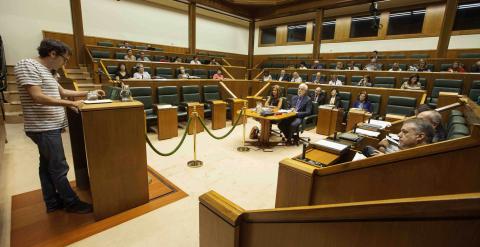 El parlamentario de EH Bildu Julen Arzuaga, interviene en el pleno de control en el Parlamento Vasco. EFE/David Aguilar