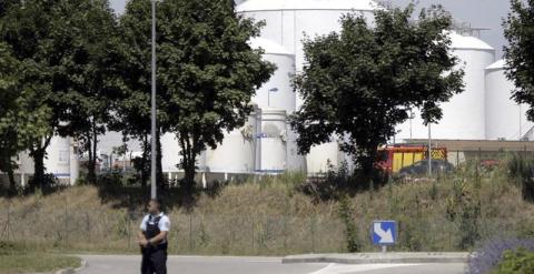 Personal de seguridad hacen guardia en los alrededores de la fábrica en Isere. EFE/Maxime Jegat