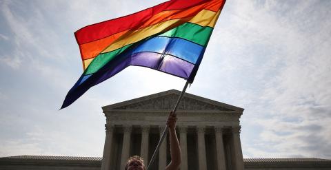 Bandera gay ondeando frente al Tribunal Supremo de EEUU.- AFP