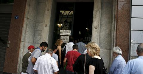 Varios atenienses haciendo cola en unas oficinas de la Seguridad Social griega. REUTERS/Alkis Konstantinidis