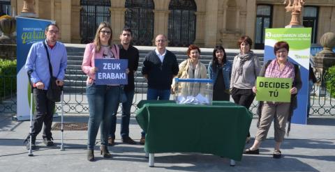 EH Bildu en Donostia, para hacer público su compromiso respecto a la recién aceptada ordenanza sobre consultas ciudadanas.