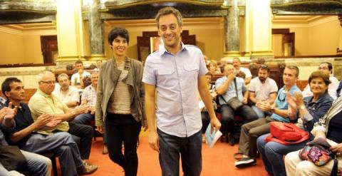 Claudia Delso junto a Xulio Ferreiro, nuevo alcalde de A Coruña, en la reunión que mantuvieron en el salón de plenos con representantes de las asociaciones vecinales. /CARLOS PARDELLAS