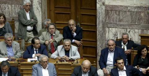 El primer ministro griego, Alexis Tsipras, y varios de los miembros de su Gobierno, durante la sesion extraordinaria del Parlamento heleno en la que se debate la convocatoria de un referéndum sobre el rescate. REUTERS/Alkis Konstantinidis