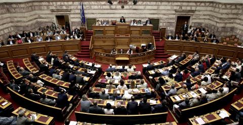 Vista general del hemiciclo del Parlamento griego durante la sesión extraordinaria para debatir sobre el referendum convocado por el  primer ministro Alexis Tsipras sobre el rescate. EFE/EPA/SIMELA PANTZARTZI