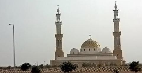 Los tres grandes pilares de la visión saudí del bienestar ciudadano: enormes superficiles comerciales, grandes establecimientos de vehículos de gama alta norteamericanos y mezquitas como la de la imagen, en Riad.