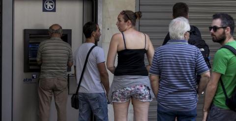 Cola frente a un cajero automático, este sábado en Atenas. REUTERS