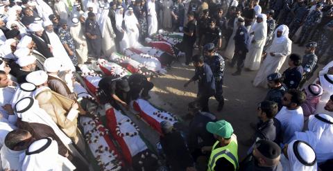 Los cuerpos de las víctimas del atentado de Kuwait son enterrados. /REUTERS