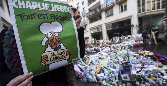 Una persona sostiene la nueva publicación del semanario satírico Charlie Hebdo EFE