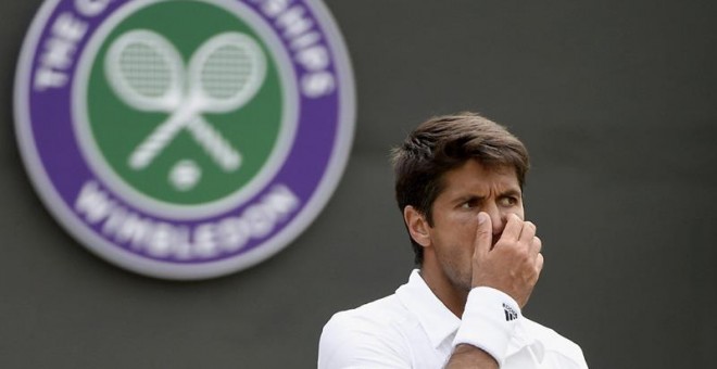 El tenista español Fernando Verdasco lamenta perder un punto ante el suizo Stan Wawrinka. /EFE