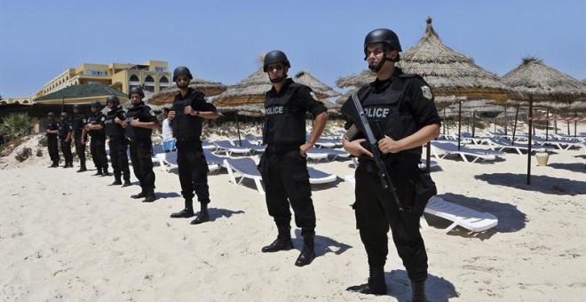 La policía vigila las playas del hotel Imperial Marhaba situado en el popular complejo turístico de Susa Túnez.- EFE