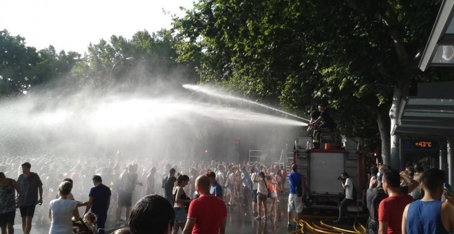 Bomberos refrescan a los asistentes