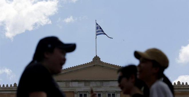 Un grupo de turistas frente al Parlamento de Grecia.- EFE