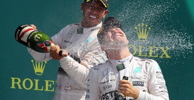 Hamilton gana por estrategia la carrera más entretenida del año. /EFE