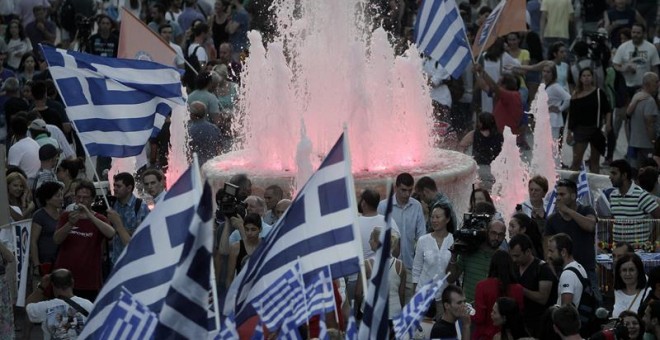 Partidarios del 'NO' celebran la previsible victoria del NO en la plaza Syntagma.- EFE