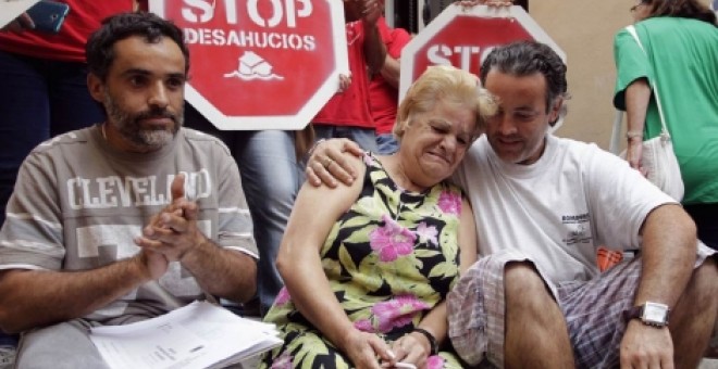 Una mujer llora tras conseguir paralizar el desahucio de su vivienda. REUTERS