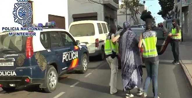 Fotografía extraída del vídeo facilitada por la Policía Nacional de la detención hoy, de una mujer en Lanzarote acusada de reclutar niñas y adolescentes y facilitarles el desplazamiento a zonas controladas por el Estado Islámico. EFE