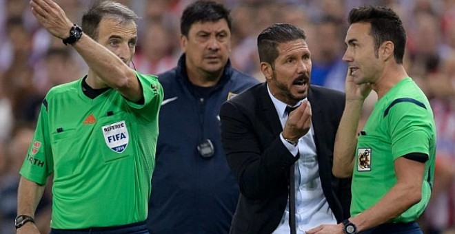 Simeone protesta airadamente al cuarto árbitro en la vuelta de la pasada Supercopa.