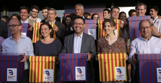 El candidato a la presidencia del FC Barcelona, Josep Maria Bartomeu (c), el pasado día 4 al entregar las firmas para formalizar su candidatura. /EFE