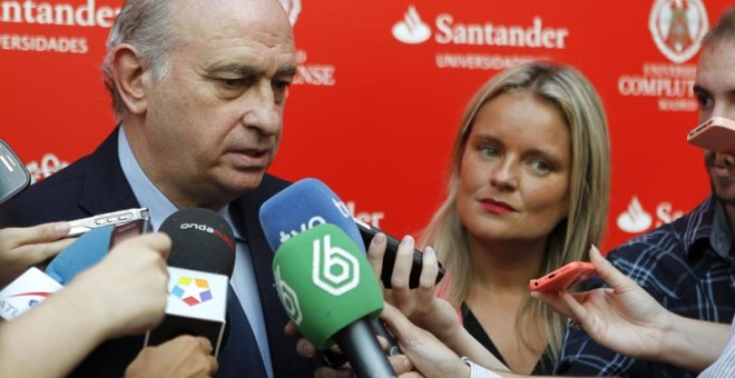 El ministro del Interior, Jorge Fernández Díaz y la presidenta de la Fundación Víctimas del Terrorismo (FVT), Mari Mar Blanco, atienden a los medios antes de intervenir en un curso sobre la amenaza global que representa el terrorismo yihadista./ EFE