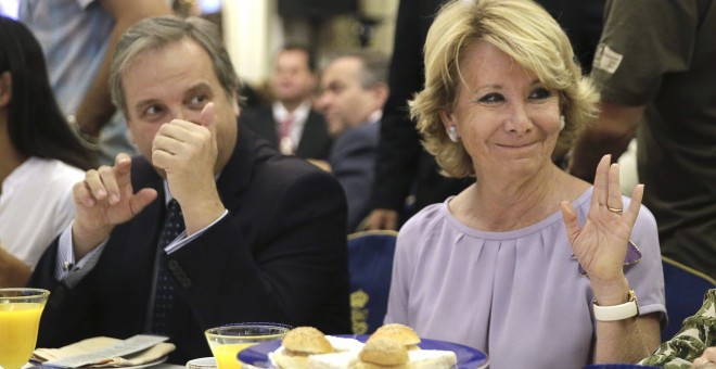 Los portavoces del PP y del PSOE en el Ayuntamiento de Madrid, Esperanza Aguirre y Antonio Carmona, respectivamente, durante un desayuno informativo en el marco de la tribuna 'Smartcity.- EFE/Zipi