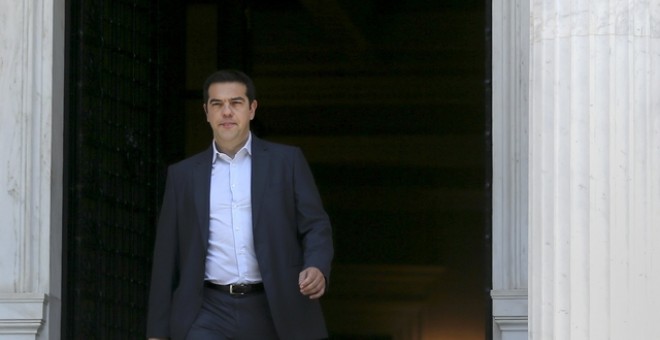 Alexis Tsipras sale de la sede del Gobierno griego. / ALKIS KONSTANTINIDIS (REUTERS)