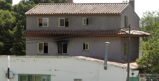 Vista de la residencia privada de Santa Fe, en la localidad de Cuarte de Huerva, cerca de Zaragoza, donde anoche un incendio causó la muerte a ocho ancianos y heridas a otros doce. El origen del fuego se ha situado en una de las habitaciones de la primera