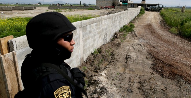 Un policía, junto a la casa donde desembocaba el túnel usado por 'El Chapo' Guzmán para escapar de la cárcel. REUTERS/Tomás Bravo