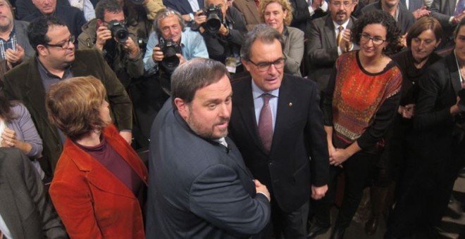 El presidente de la Generalitat, Artur Mas, saluda al presidente de ERC, Oriol Junqueras. / EUROPA PRESS