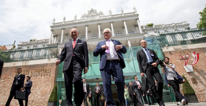 El ministro de Exteriores alemán, Frank-Walter Steinmeier (c), y su homólogo galo, Laurent Fabius (izq), se dirigen a hacer una declaración a la prensa mientras participan en una nueva reunión entre Irán y el Grupo 5 (China, EEUU, Francia, el Reino Unido,