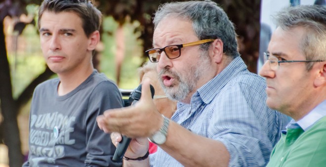 En el centro de la imagen el concejal de Seguridad del Ayuntamiento de Madrid, Javier Barbero, durante un acto de la campaña electoral.- Felix Moreno