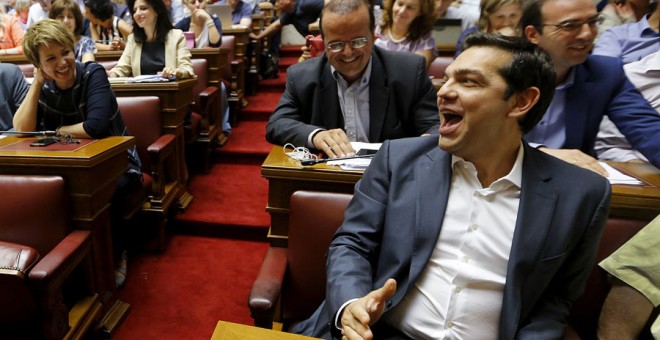 Tsipras, rodeado de fotógrafos antes de la reunión de su grupo parlamentario en Atenas. REUTERS/Yannis Behrakis