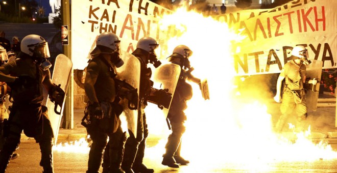 Choques entre antidisturbios griegos y manifestantes en Atenas. REUTERS/Yannis Behrakis