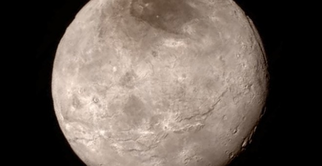 La luna Caronte de Plutón muestra sorprendentes indicios de actividad