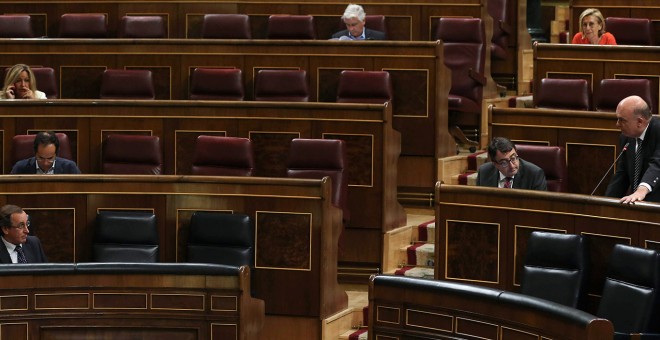 El diputado del PNV, Emilio Olabarría se dirige al ministro de Sanidad, Alfonso Alonso, durante el pleno del Congreso que debate el dictamen de la Comisión de Sanidad y Servicios Sociales sobre la proposición de ley de la reforma del aborto para que las m