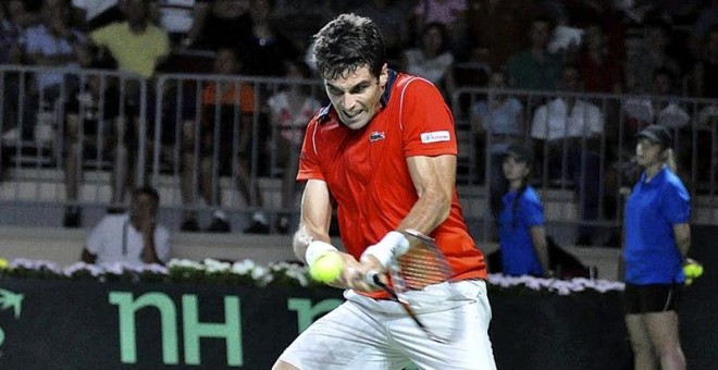 Pablo Andújar devuelve una pelota.