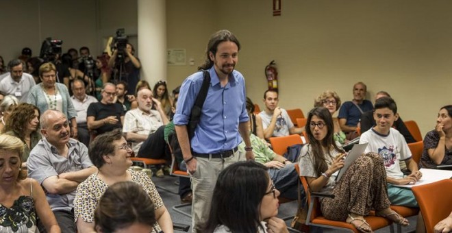 El secretario general de Podemos, Pablo Iglesias, a su llegada a la inauguración del curso 'El efecto Podemos. Entre la teoría y la práctica' en los Cursos de Verano de El Escorial que organiza la Universidad Complutense de Madrid. EMILIO NARANHO (EFE)