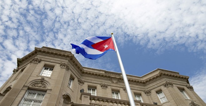 La bandera de Cuba, en su Embajada de Washington. REUTERS/Andrew Harnik