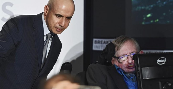 Yuri Milner y Stephen Hawking, durante la presentación. EFE/Andy Rain