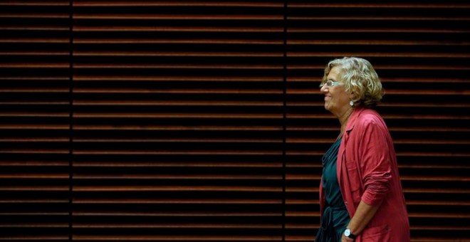 La alcaldesa de Madrid, Manuela Carmena, durante el encuentro que ha mantenido con niños saharauis, esta tarde en el Ayuntamiento de Madrid. EFE/JuanJo Martin