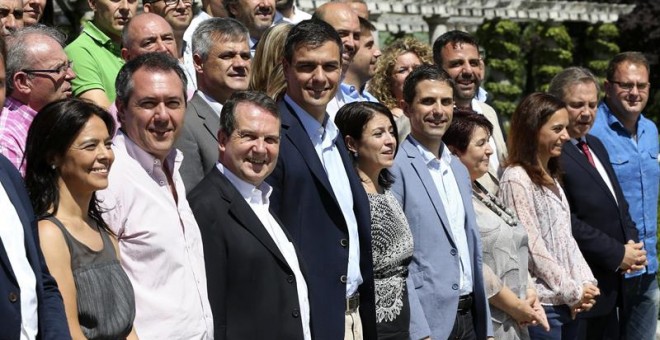 El secretario general del PSOE, Pedro Sánchez, y la secretaria de Política Municipal, Adriana Lastra (4 por la izquierda), en el foro con alcaldes socialistas. / CHEMA MOYA (EFE)