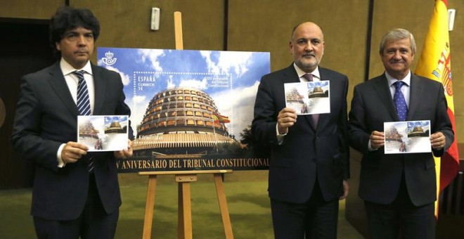 El presidente del Tribunal Constitucional, Francisco Pérez de los Cobos  el de Correos, Javier Cuesta y el subsecretario del Ministerio de Fomento, Mario Garcés, durante la presentación hoy del sello postal emitido con motivo del XXXV aniversario del Alto