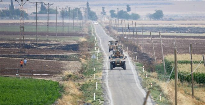 Un tanque turco patrulla a lo largo de la frontera con Siria cerca de la localidad de Kilis, en el sureste de Turquía